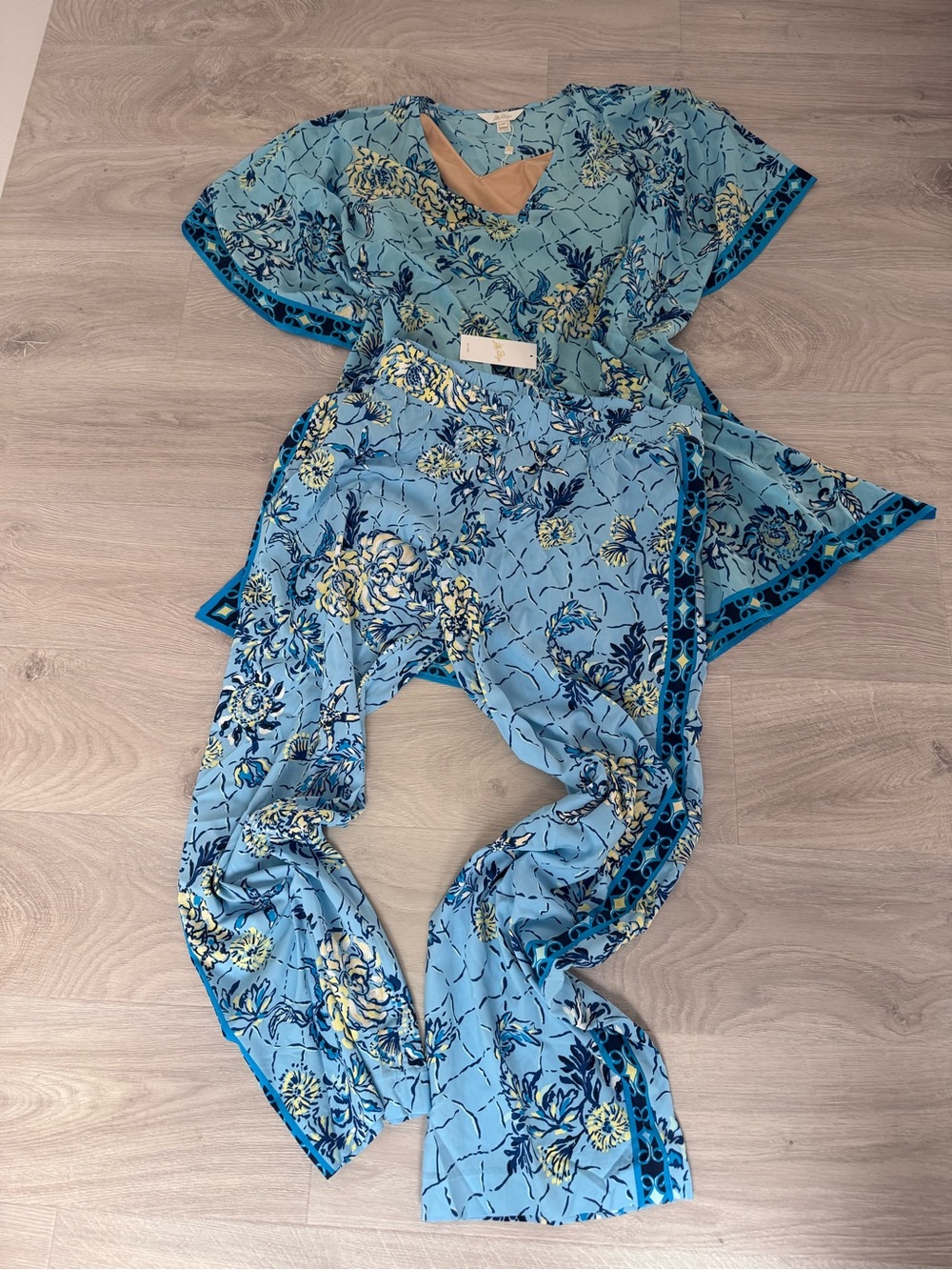 Lilly Pulitzer Sky Blue Floral Wide Leg Pants with Navy Trim - Picture 2 of 3